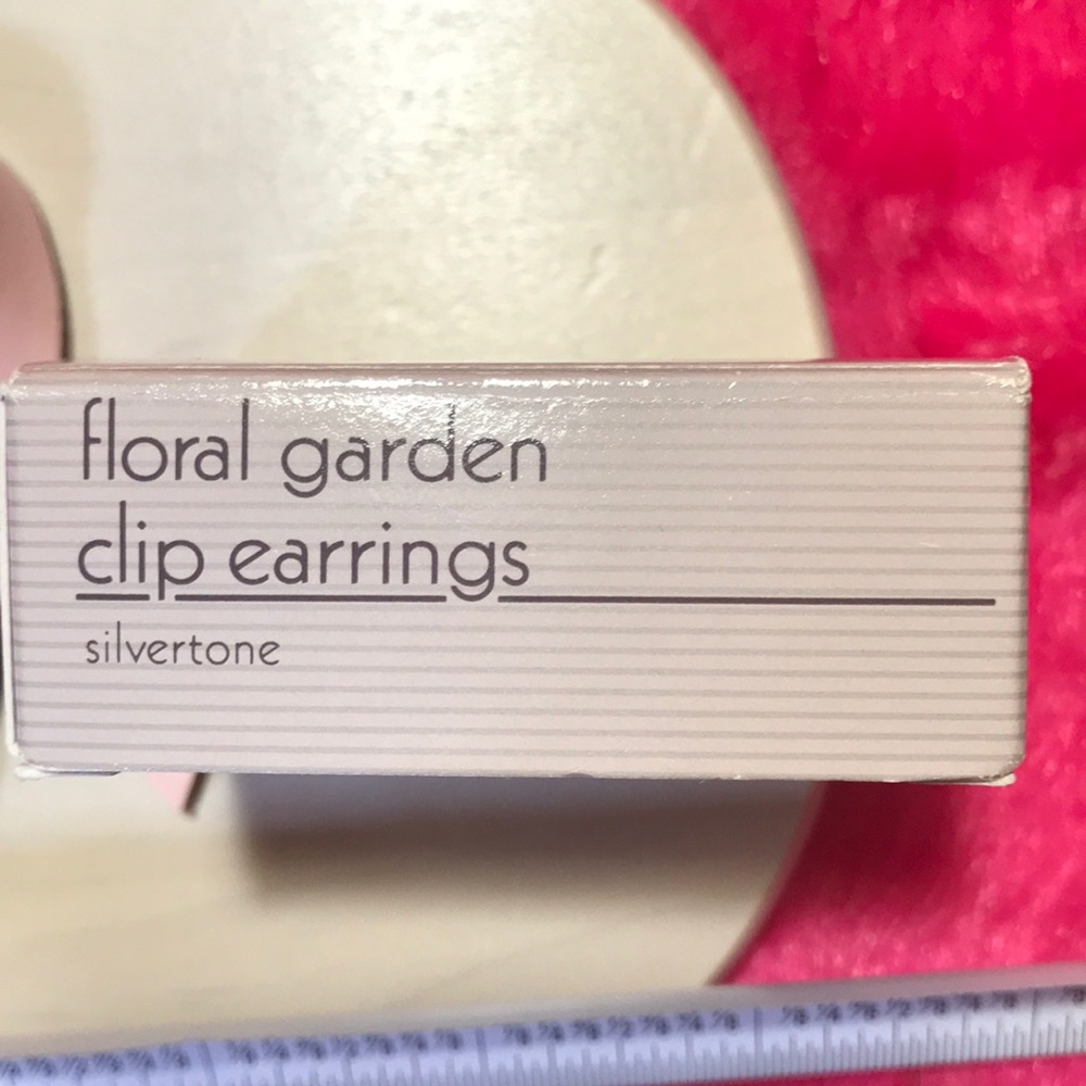 Avon Floral Garden Clip Earrings - Picture 4 of 4